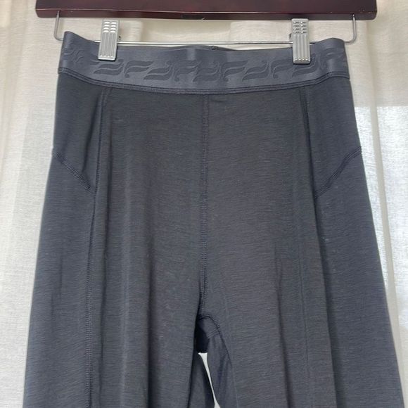 Fabletics ULTRA HIGHWAISTED WOOL BASELAYER LEGGING SHORT XXS/0-2 - Picture 2 of 9